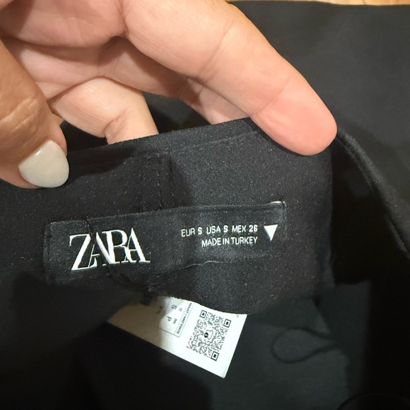 Zara Black Skorts with Minimalist Design - Picture 5 of 7